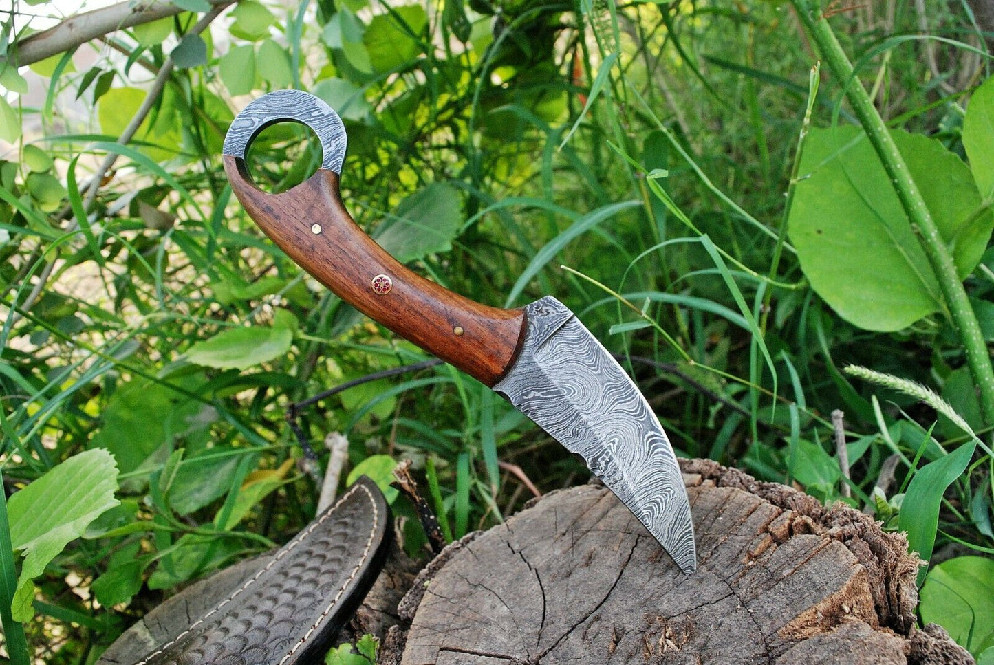 Premium Custom Damascus Steel Hunting Knife for Outdoor Adventures - Korvel