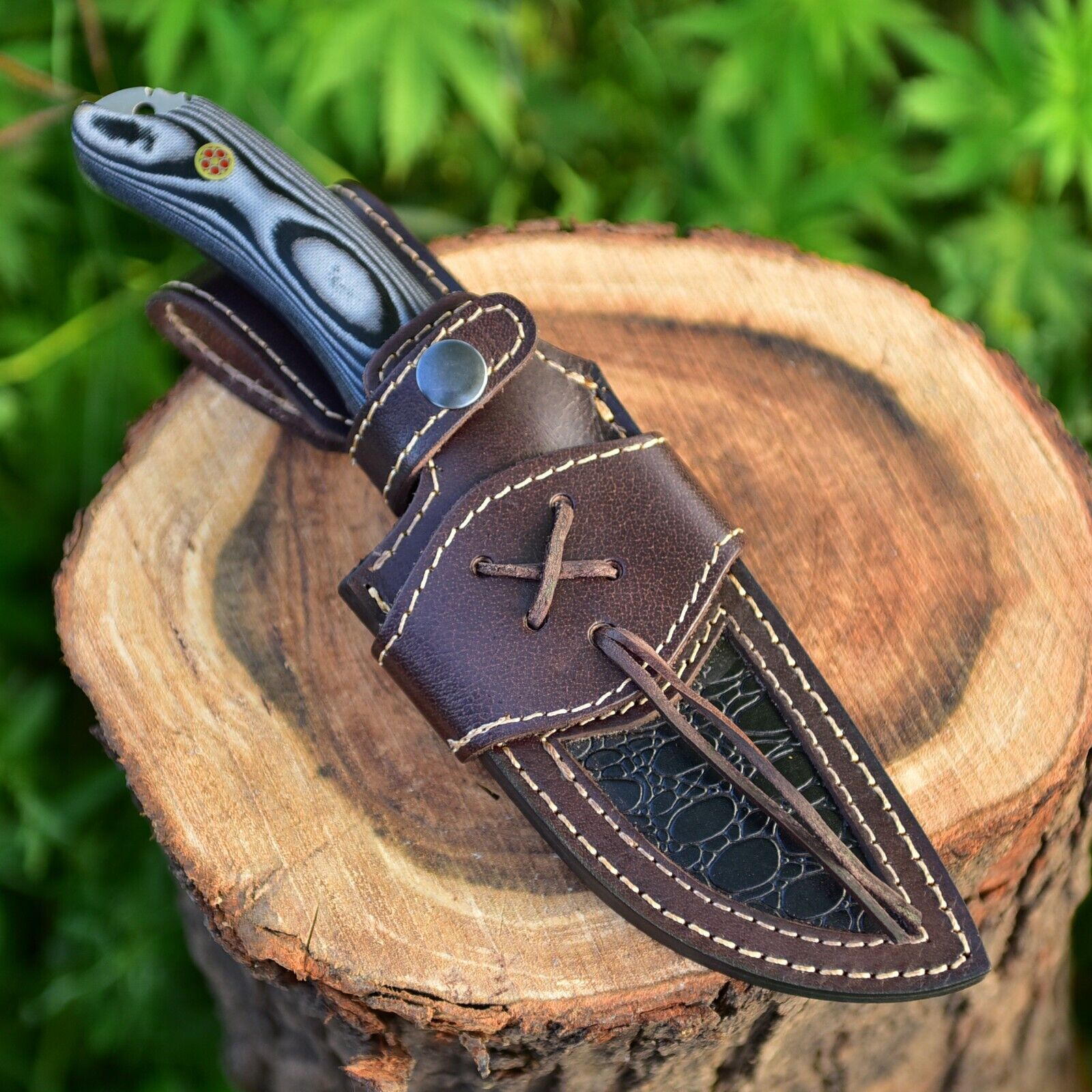 Wilderness Guardian: Premium Hunting Knife with Damascus Steel Blade and Ergonomic Micarta Handle - Korvel
