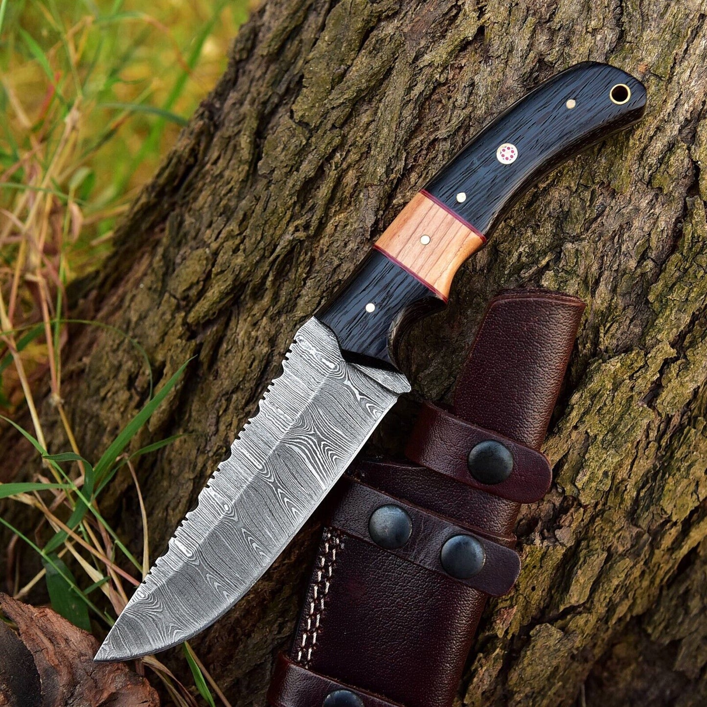 Wilderness Explorer: Premium Hunting Knife with Twist Damascus Blade and Elegant Wood Handle - Korvel
