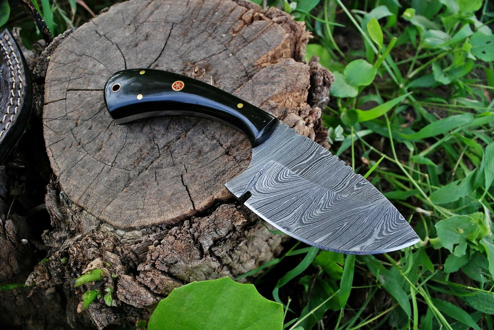 Premium Handmade Damascus Steel Skinning Knife for Outdoor Enthusiasts - Korvel