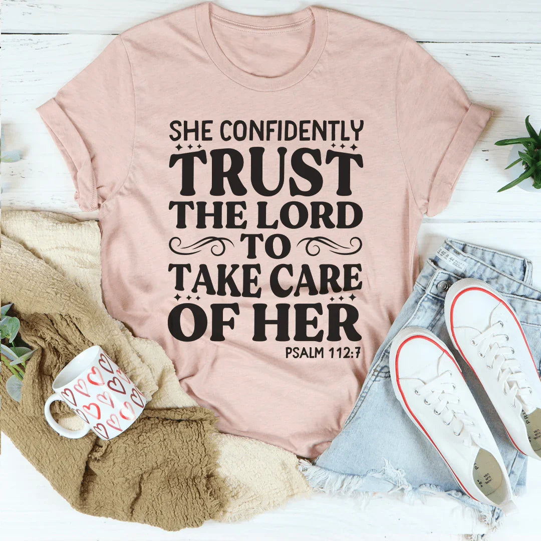 Ella confía con confianza en que el Señor cuidará de su camiseta.