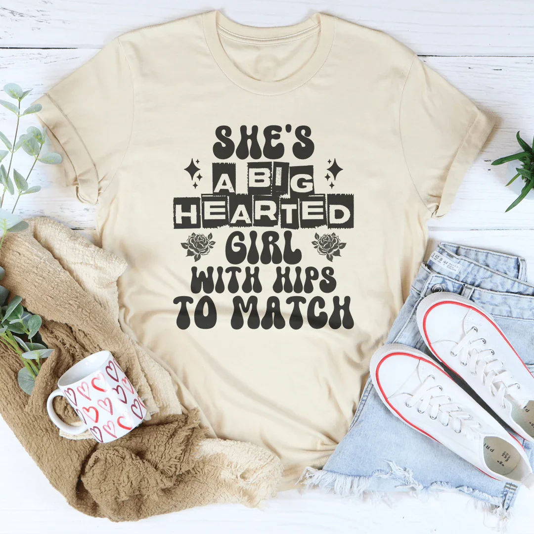 Ella es una chica de gran corazón con caderas a juego con Tee.