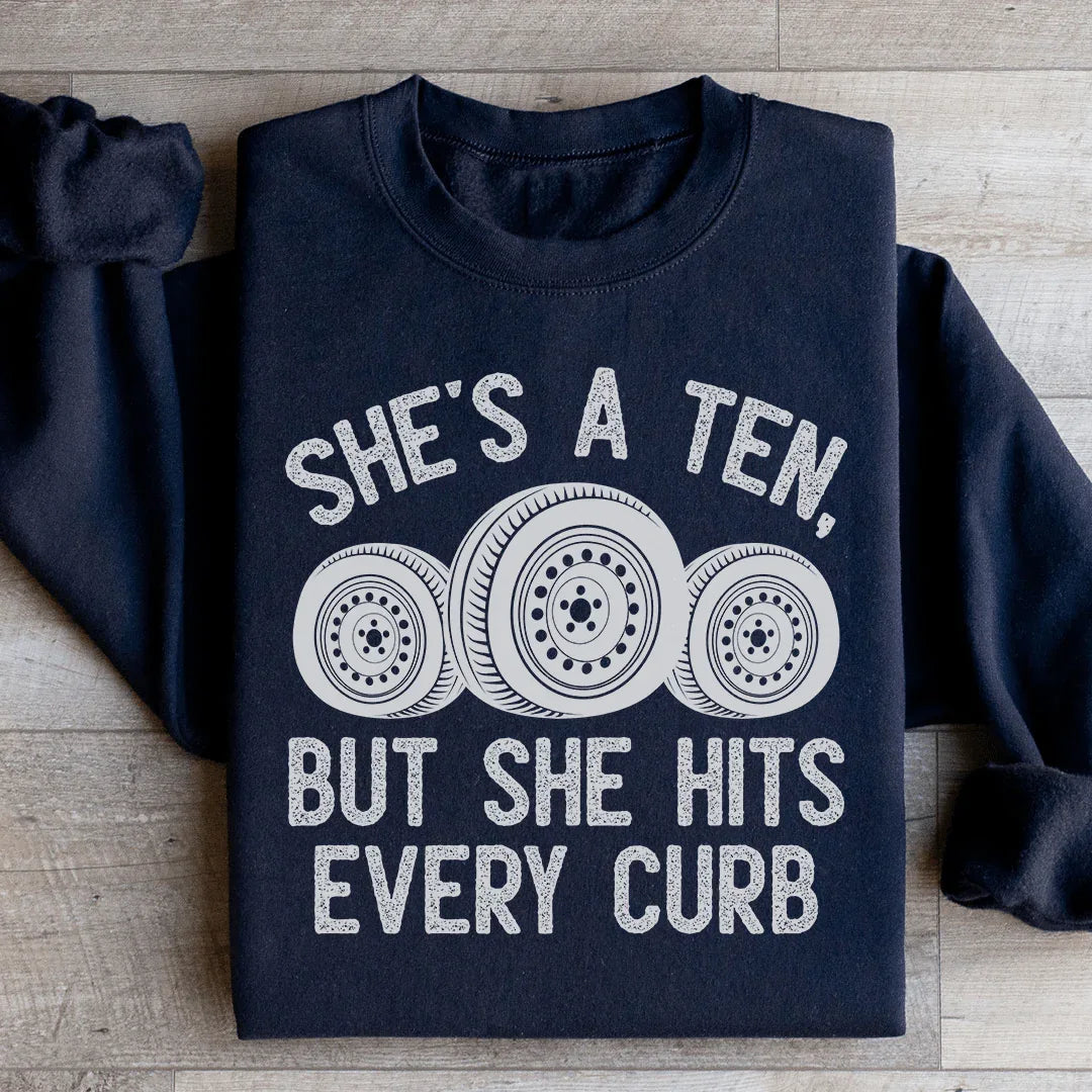 Ella es una diez, pero golpea cada acera sudadera