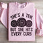 Ella es una diez, pero golpea cada acera sudadera