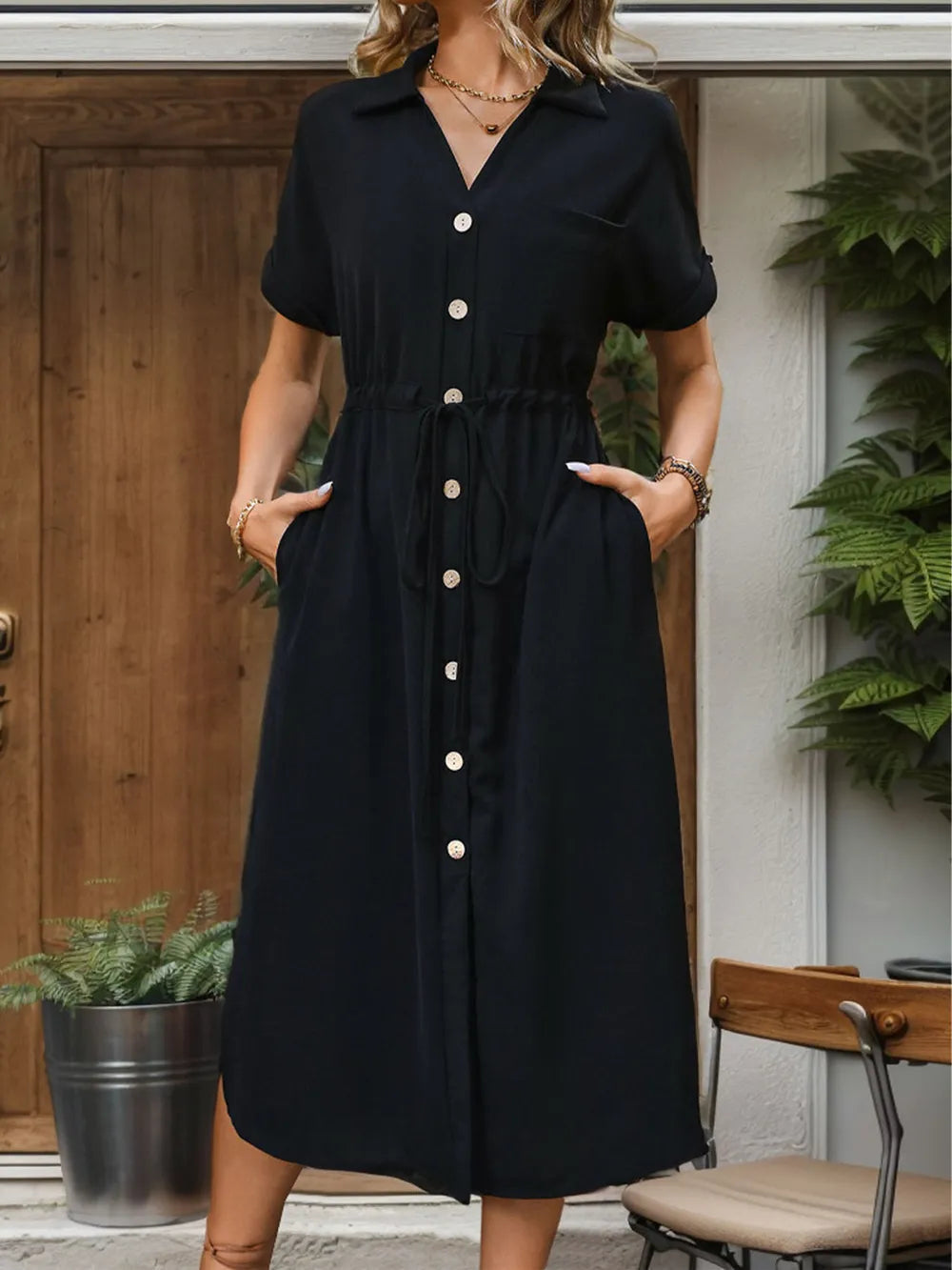 Robe midi à manches courtes avec fente et cordon de serrage