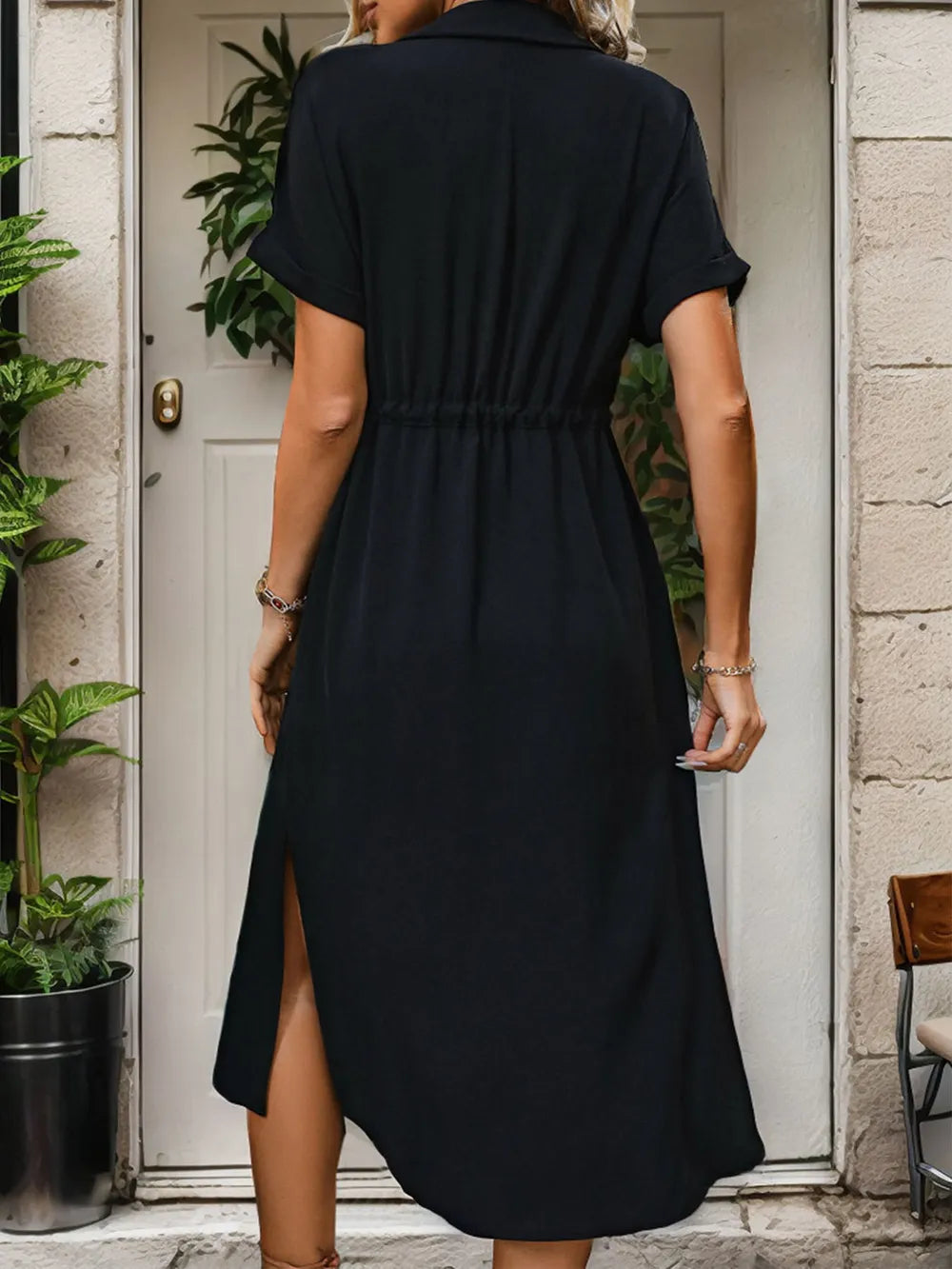 Robe midi à manches courtes avec fente et cordon de serrage