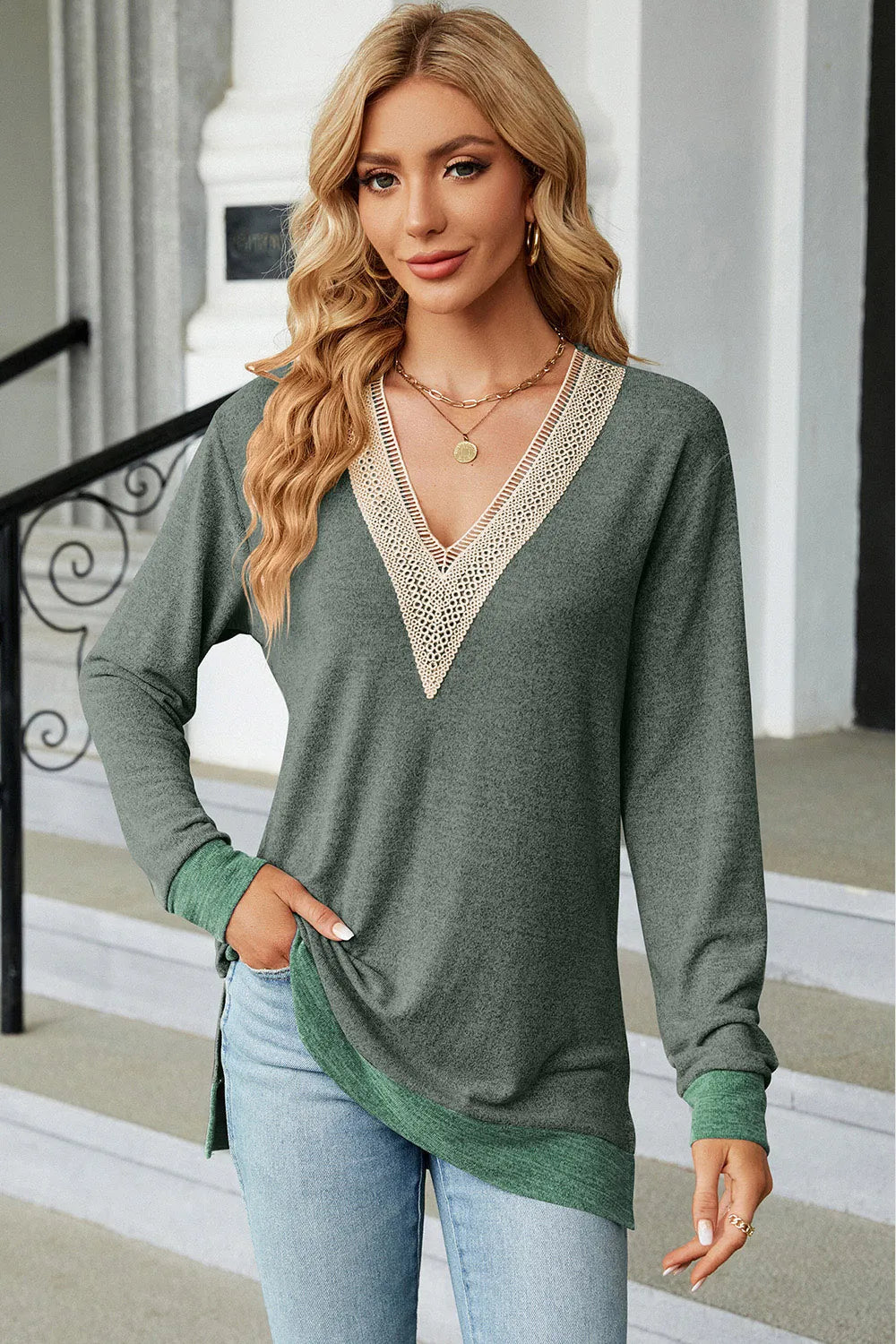T-shirt à manches longues avec décolleté en V fendu