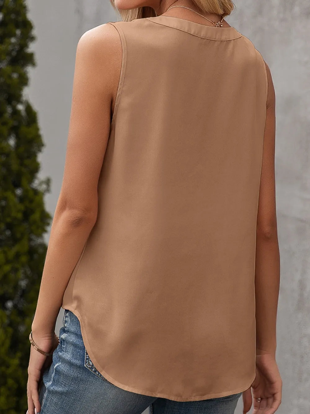 Solid Notched Sleeveless Blouse - Korvel