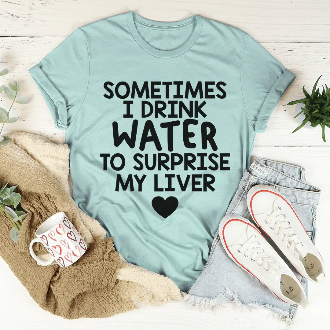 A veces bebo agua para sorprender a mi hígado.