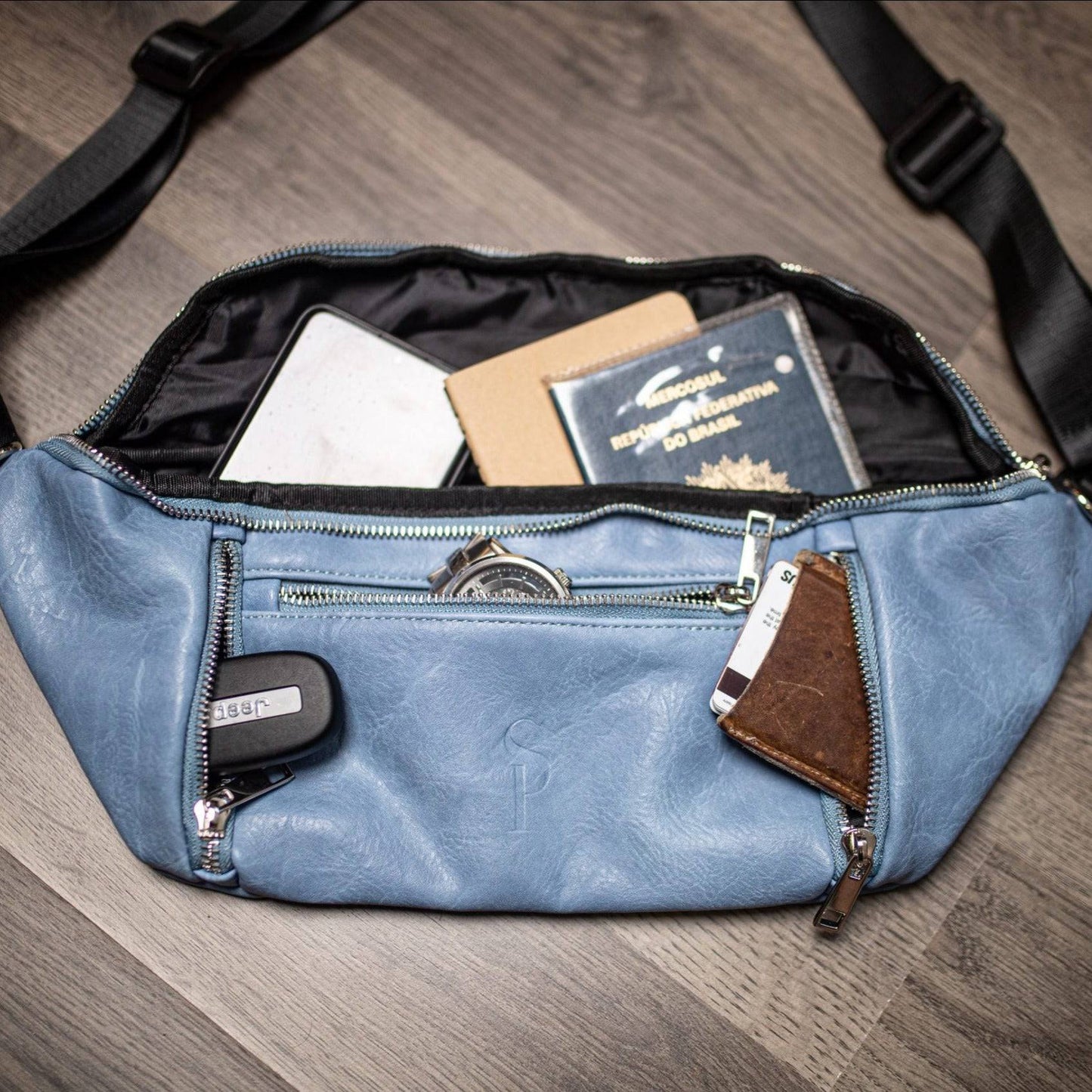 Bolso bandolera de piel azul bebé