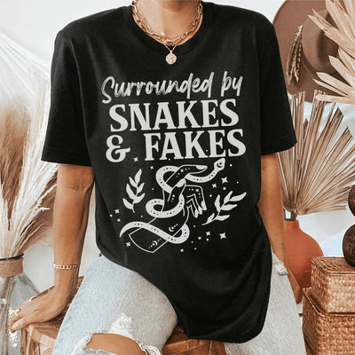 Camiseta Rodeado de serpientes y falsificaciones