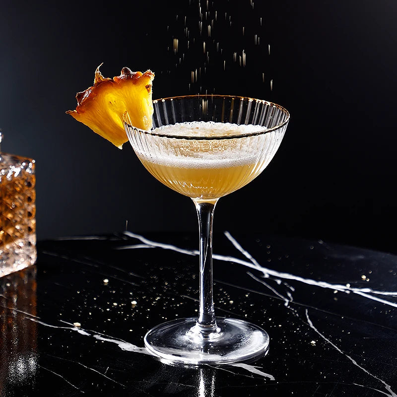 Verre à cocktail en goblet avec bord doré