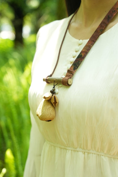 La Rama Antigua - Collar Artesanal de Madera Natural y Vaina de Semilla