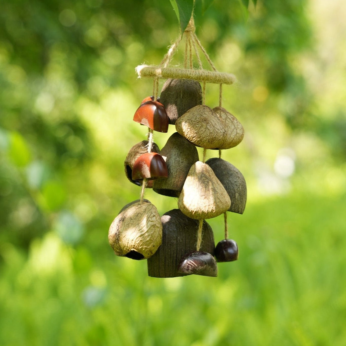 Le Carillon de la Forêt Profonde - Mobile Éolien en Noix de Coco et Gousses de Graines
