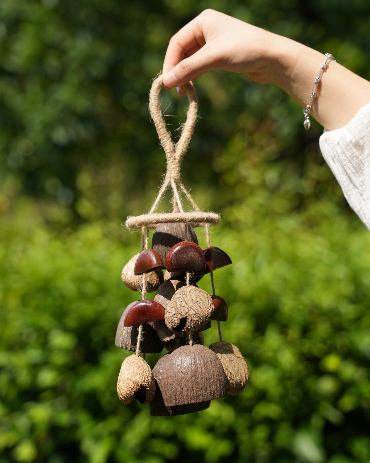 Le Carillon de la Forêt Profonde - Mobile Éolien en Noix de Coco et Gousses de Graines