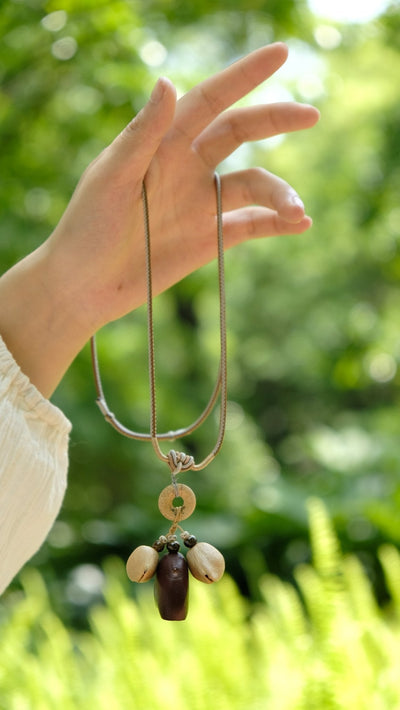 El Equilibrio de la Tierra - Collar Lariat de Donut de Piedra y Semillas Naturales