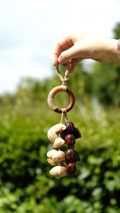 La Canción de la Tierra - Charm de Bolsa con Anillo de Madera Envuelto a Mano y Vaina Fibrosa