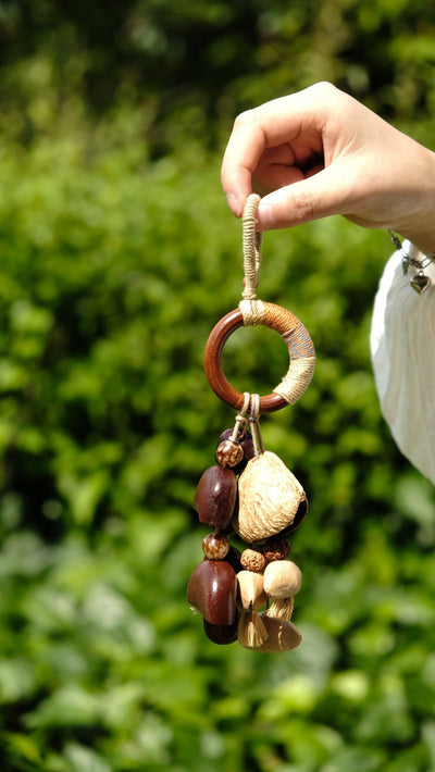 La Canción de la Tierra - Charm de Bolsa con Anillo de Madera Envuelto a Mano y Vaina Fibrosa