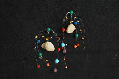 Le Carnaval Flottant - Boucles d'oreilles en perles colorées et graines naturelles