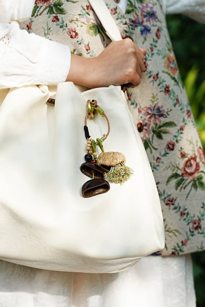 La Campana del Bosque - Encanto de Bolsa Hecho a Mano con Cáscara de Nuez y Borlas