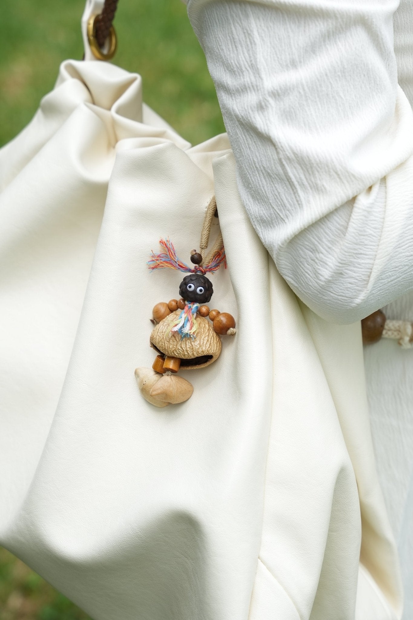 La poupée Forest Nut - Charme en graines naturelles fait main