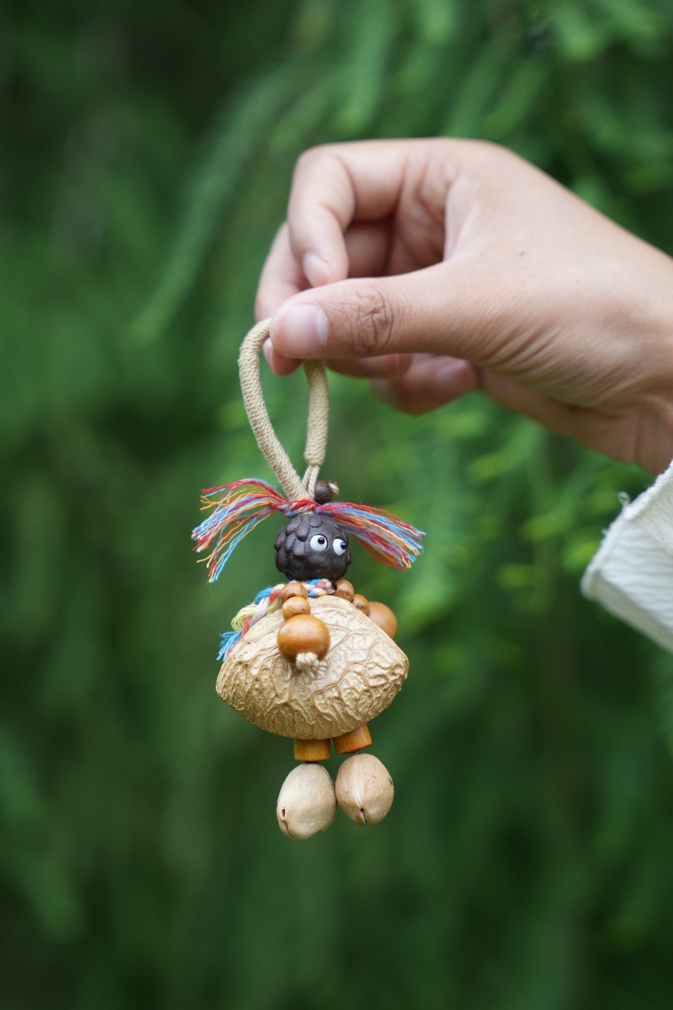 La poupée Forest Nut - Charme en graines naturelles fait main