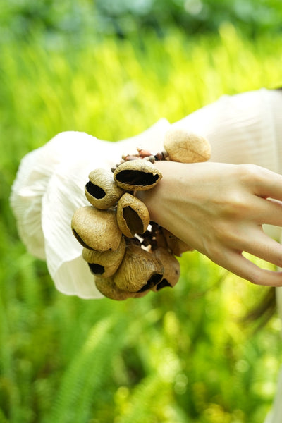 El Ritmo del Bosque - Pulsera de Sonajero de Cáscara de Semilla Natural