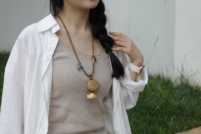 El Viajero del Bosque - Collar Grande de Vaina de Semilla con Cordón Mostaza y Borla Azul