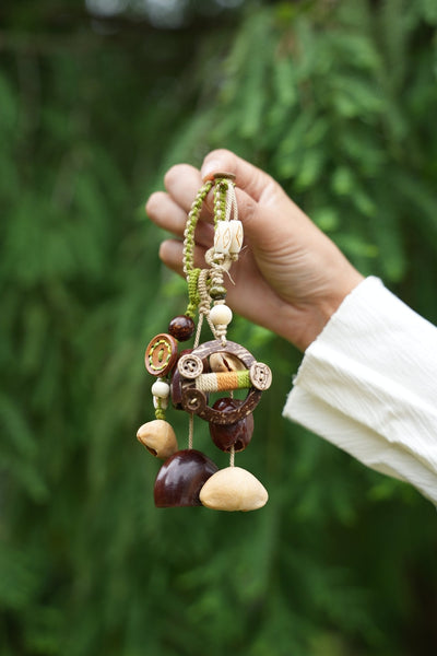 El Viajero del Bosque - Adorno de Bolsa Hecho a Mano con Semillas Naturales y Concha de Coco