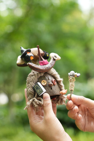 El Mago del Bosque - Muñeca Mago de Cáscara de Nuez con Libro de Hechizos y Bastón de Cristal