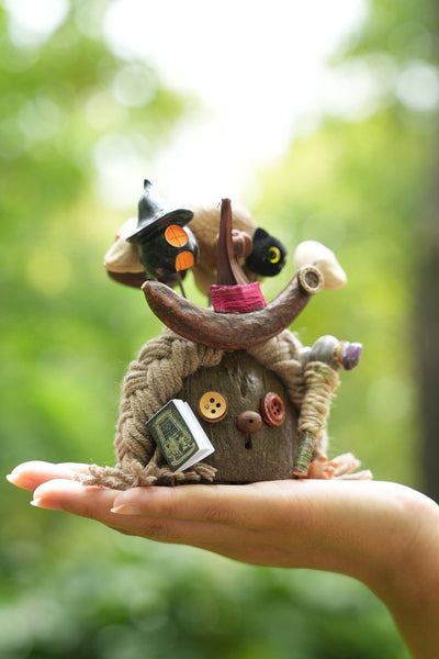 El Mago del Bosque - Muñeca Mago de Cáscara de Nuez con Libro de Hechizos y Bastón de Cristal