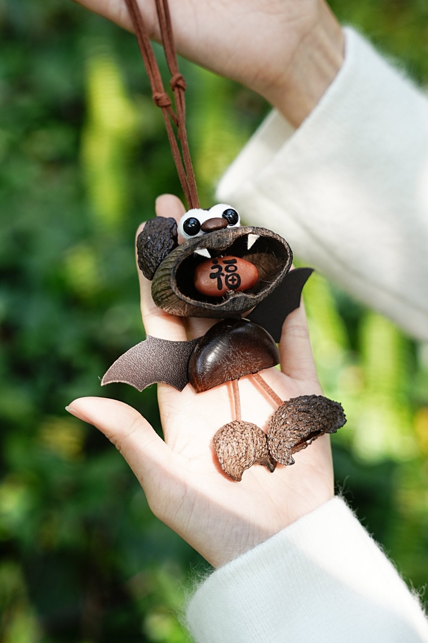La Chauve-Souris de Fortune - Charme de Voiture en Coquille de Noix Fait Main