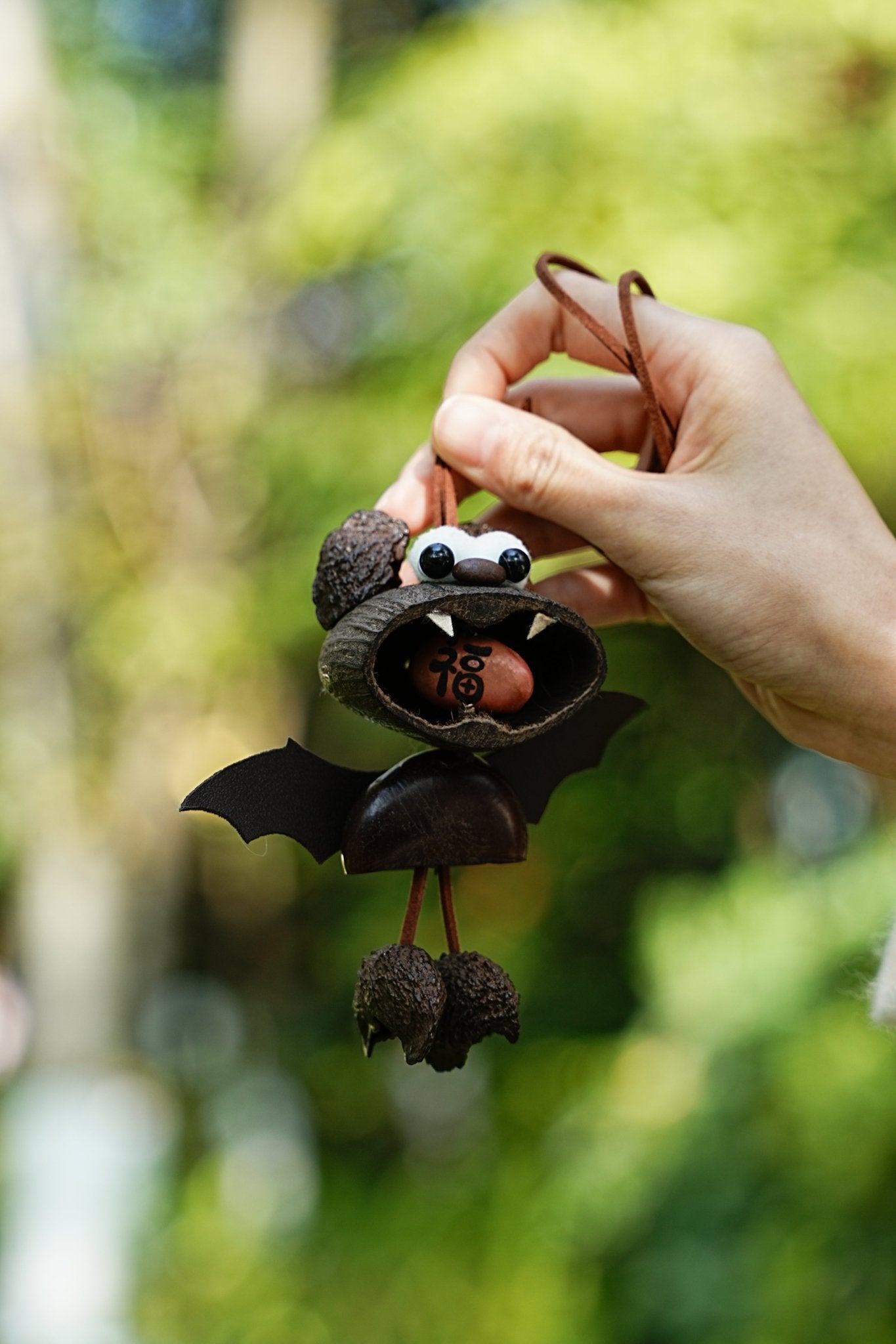 La Chauve-Souris de Fortune - Charme de Voiture en Coquille de Noix Fait Main