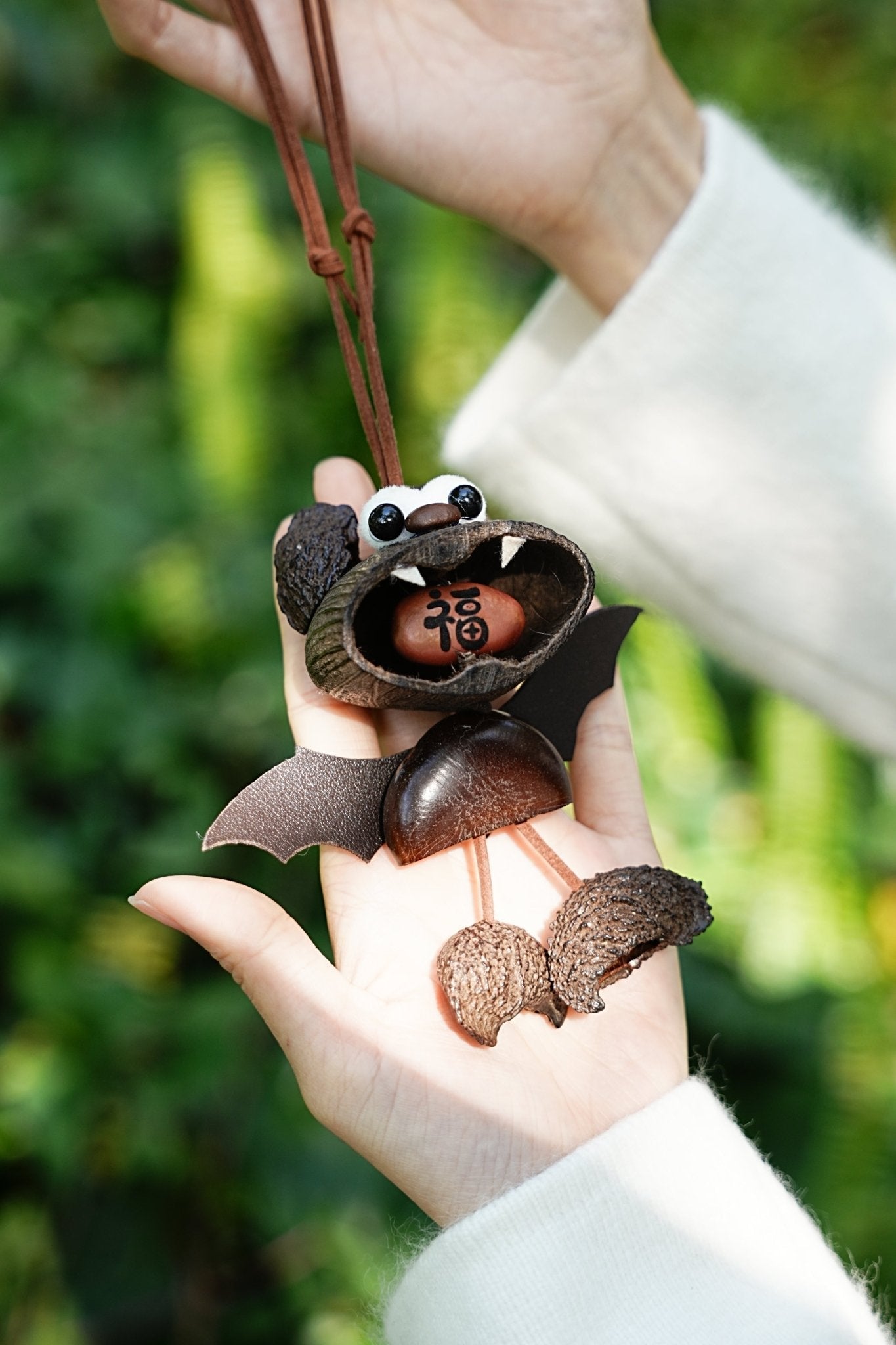 La Chauve-Souris de Fortune - Charme de Voiture en Coquille de Noix Fait Main