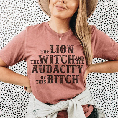 La camiseta The Lion The Witch & The Audacity Of This B