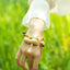 La Danseuse des Prairies - Bracelet tressé jaune et vert avec des clochettes en graines naturelles