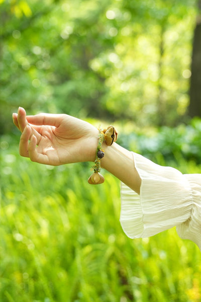 El Bailarín del Prado - Pulsera trenzada amarilla y verde con campanitas de semillas naturales