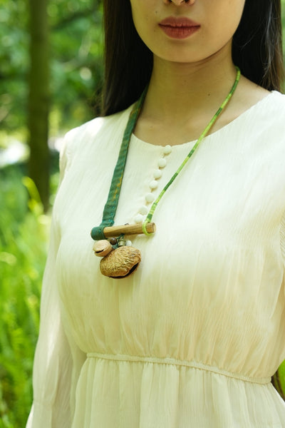 La Rama Musgosa - Collar con Correa de Tela Verde y Barra de Madera