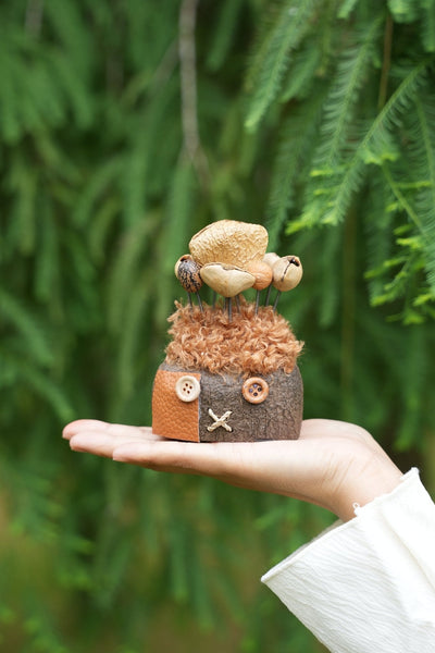 El Espantapájaros de Parchwork - Muñeca de Cáscara de Nuez con Ojos de Botón