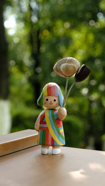 La Chica Arcoíris - Figura de Madera Tallada a Mano con Globos de Semilla