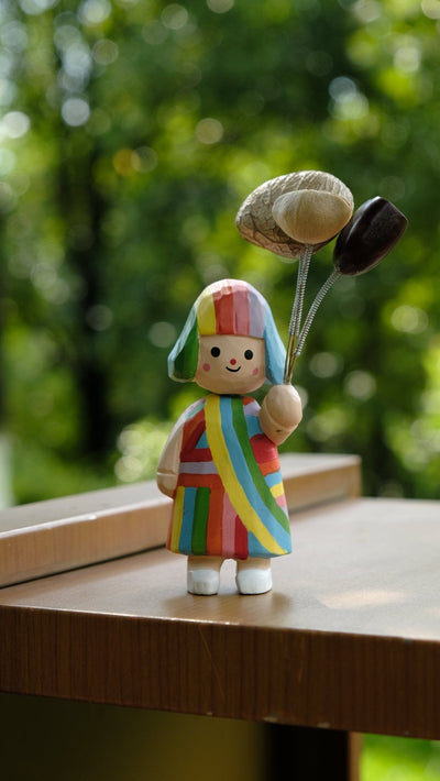 La Chica Arcoíris - Figura de Madera Tallada a Mano con Globos de Semilla