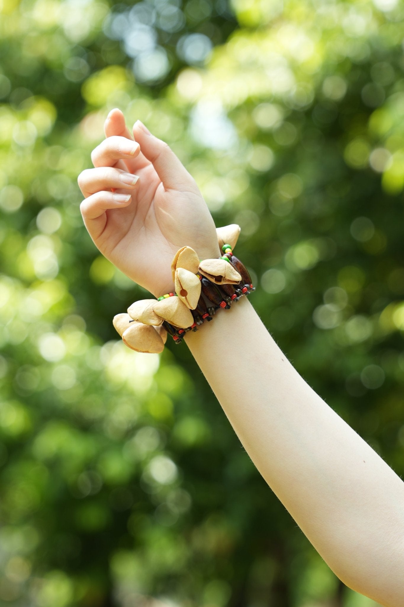 El Bailarín Tribal - Pulsera de Sonajero de Cáscara de Nuez Hecha a Mano
