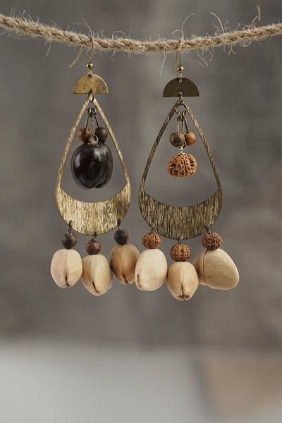 L'Écho Tribal - Boucles d'oreilles en bronze martelé asymétriques et graines naturelles