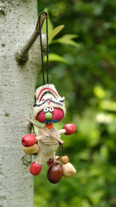 El Nómada Tribal - Encanto de Muñeca de Yute y Madera Roja Hecho a Mano