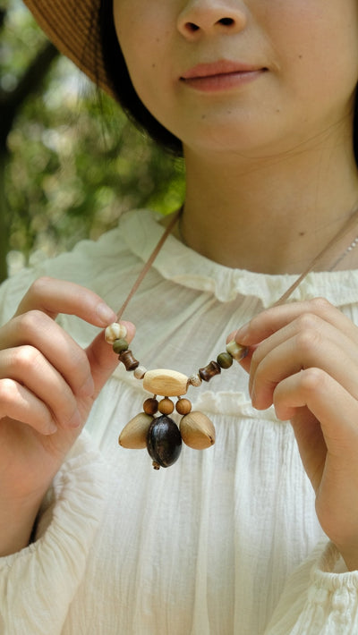 El Eco del Bosque - Collar de cuentas de semillas y madera hecho a mano