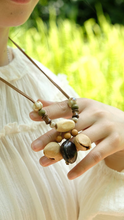 El Eco del Bosque - Collar de cuentas de semillas y madera hecho a mano