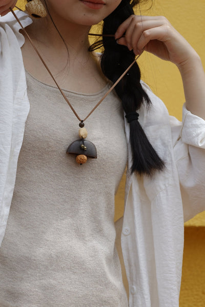 La Campana Zen - Collar Colgante Minimalista de Vaina de Semilla y Rudraksha
