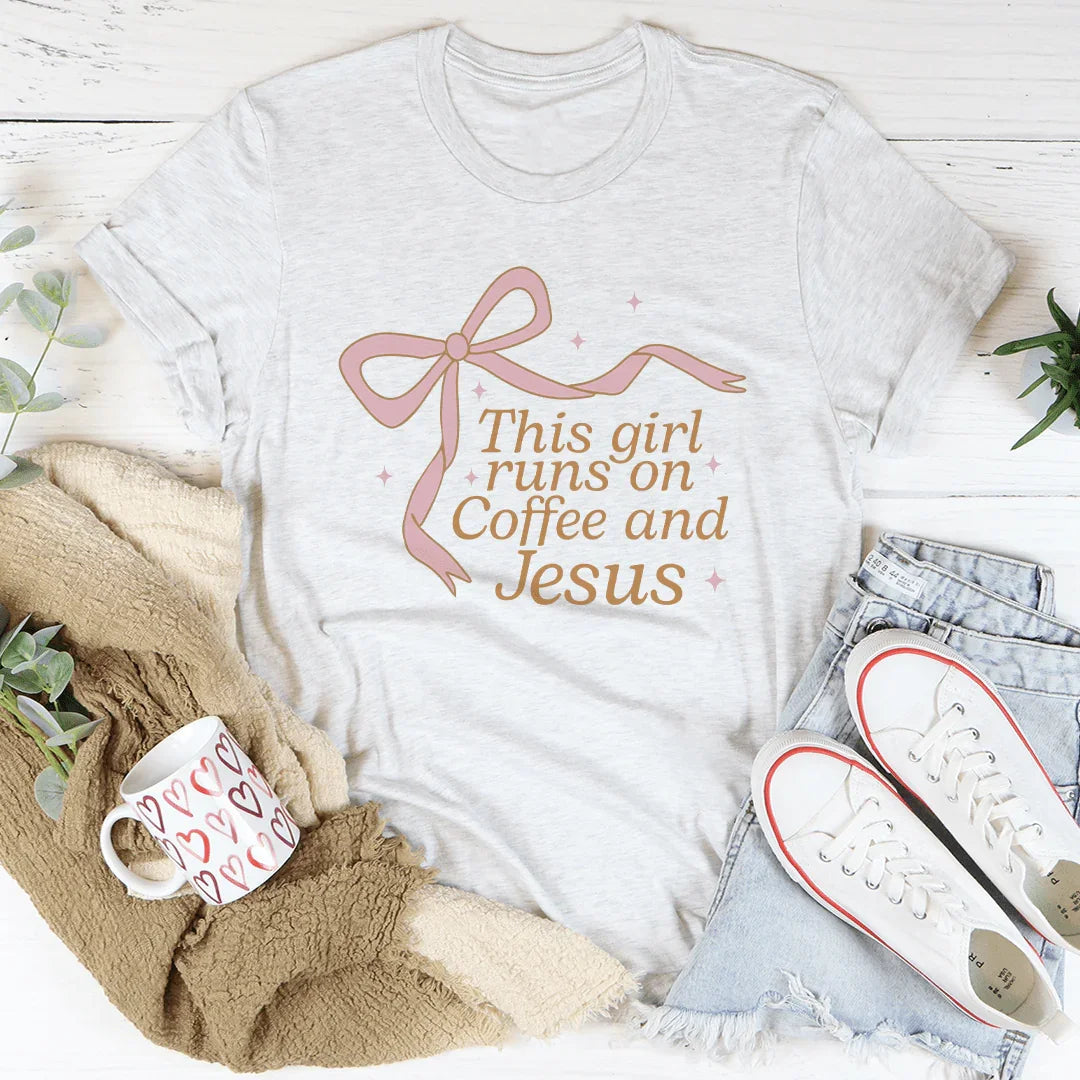 Esta chica vive de café y Jesús camiseta