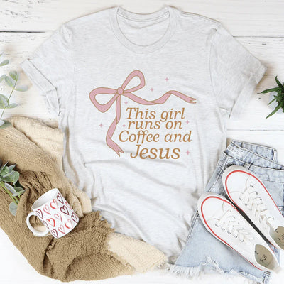 Esta chica vive de café y Jesús camiseta
