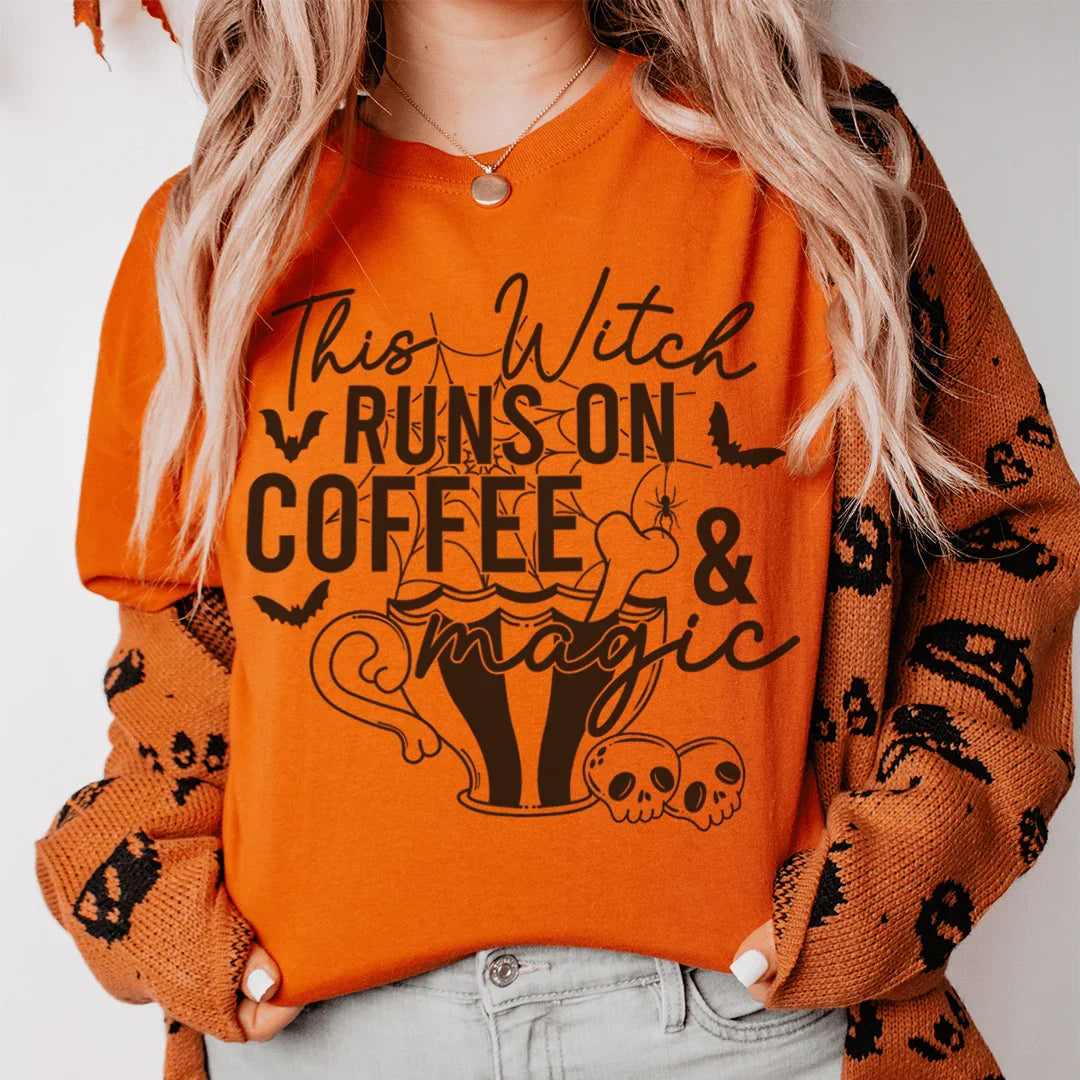 Esta bruja funciona con café y camiseta mágica